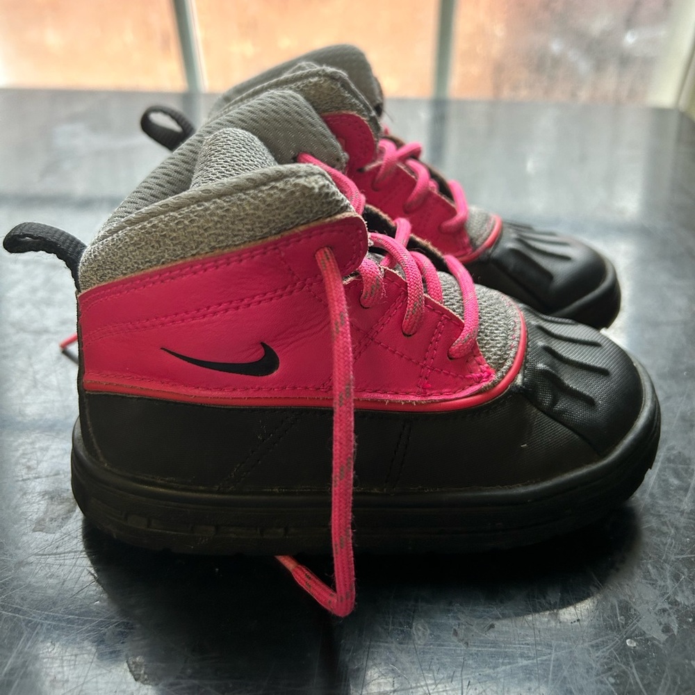 Nike toddler size 8 boots